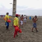 Salvavidas piden a los bañistas de una playa de Mantas que se retiren del lugar por precaución.