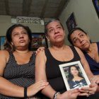 Flor y Denisse, tía y hermana de Peggi, brindan consuelo a Blanca, su madre, quien sostiene un portarretrato con su foto.