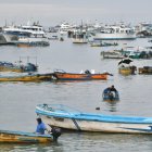 Las actividades pesqueras y recreacionales en zonas como Manta fueron suspendidas el sábado pero poco a poco recobran la normalidad.