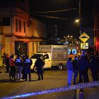 Una ambulancia llegó al lugar para atender al policía herido. El cadáver fue llevado a la morgue.