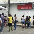 Familiares del agredido esperaban noticias fuera del hospital de Babahoyo.