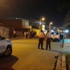 Los agentes ejecutaron un allanamiento en la vivienda del fallecido. Además, hallaron un vehículo incinerado cerca del crimen.