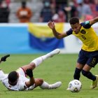 Byron Castillo (d) se ha convertido en una de las piezas fundamentales, en la zaga de la Tricolor.