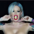 La actriz de películas para adultos tiene dificultades para mantenerse en pie.