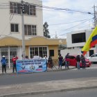 Compañeros del policía enjuiciado realizaron una manifestación de apoyo fuera del juzgado.
