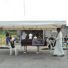 Un sacerdote llegó al funeral de Juan Loor, antes de que llevaran el cuerpo al cementerio.