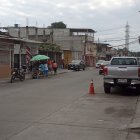 En Fertisa balean a una persona y moradores lo llevan a un centro médico.