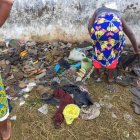 Gran cantidad de calzado quedó en el sitio de la tragedia donde murieron al menos 29 personas.