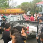 Testigos del crimen lo embarcaron en una camioneta para llevarlo al hospital, pero ya era tarde.