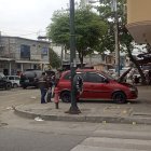 La Policía permanece en el lugar del ataque, donde hubo un fallecido y dos heridos, para iniciar las investigaciones.