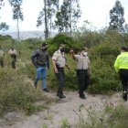 Los policías continúan con las labores de búsqueda de los responsables del crimen.