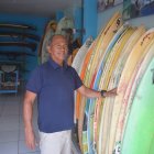 Victor Bazán dirige su escuela y taller de surf en Salinas, Surf paradise.