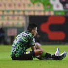 Ángel Mena, salió lesionado en su partido en México.