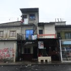 En esta vivienda de las calles 12 ava y Sedalana una mujer fue baleada.
