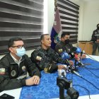 El general Carlos Cabrera (medio) anunció la llegada de los uniformados.