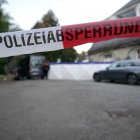 Perímetro policial junto a una escena del crimen este lunes en la Universidad de Heidelberg. Un mujer murió de un disparo en la cabeza y otras tres personas resultaron heridas en el ataque ocurrido hoy en la Universidad de Heidelberg (suroeste de Alemania), al irrumpir un hombre en un aula y disparar a discreción, para luego suicidarse. EFE/RONALD WITTEK