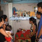 Con ruegos a Dios, los allegados de los pescadores esperan que ellos aparezcan.