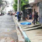 El cadáver quedó tendido en una de las veredas de la zona, fuera de una casa de dos plantas.