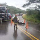 Bomberos observa cómo quedó la motocicleta.