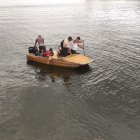 Hombres en una canoa