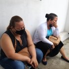 Familiares de Antonio Álava Quinteros llegaron a la morgue para retirar su cuerpo.  Estaban consternados.