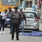 El presunto antisocial quedó cerca de la vereda, donde se halló un arma.