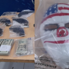 Entre las evidencias estaba una máscara de payaso con la que camuflaban su rostro al momento de cometer sus fechorías.