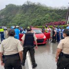 La Policía rodea la escena del doble asesinato dentro de este vehículo, en la zona del túnel San Eduardo