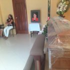 Familiares, amigos y hasta turistas acudieron al velatorio de La Lojanita, una mujer muy querida en la Península.