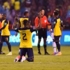 Félix Torres de Ecuador reza al final de un partido ante Brasil.