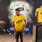 Carlos Tévez se puso la camiseta de Barcelona.