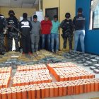 Los detenidos junto a drogas y explosivos incautados por la Policía