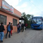 En La Hacienda Tenerías la espera por la única línea de bus es de una hora.