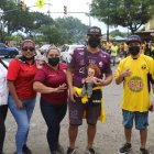 Jefferson Sánchez asistió a la Noche Amarilla en compañía de su muñeco Chucky.