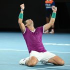 El tenista español Rafael Nadal celebra su victoria en la final individual masculina del Abierto de Australia de tenis disputada este domingo en Melbourne contra el ruso Daniil Medvede.