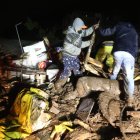 Rescatistas buscan más sobrevivientes en medio del lodo y los escombros.