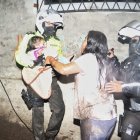 Policías ayudan a una mujer y su familia ante el desastre.