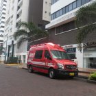 La Policía y Cuerpos de Bomberos intentan persuadirlo de que no acabe con su vida.