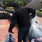 Un ciudadano acudió a donar ropa en buen estado para las personas perjudicadas por el aluvión.