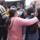 Un grupo de damnificados se abrazan ante el dolor provocado por la tragedia en el noroccidente de Quito.