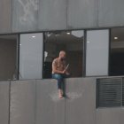 Ángel Vera Vera sostenía en su mano derecha un cuchillo y en la izquierda su celular. 
Se comunicó con sus familiares. MInutos después lo cobijó la muerte.