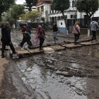 En la calle Luis Cordero la gente tuvo que improvisar un puente para poder cruzar de extremo a extremo.