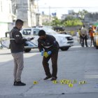 Agentes de Criminalista buscan pistas del tiroteo registrado esta tarde en el sector del Guasmo.
