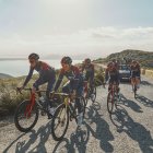 Richard Carapaz está listo para subirse a su bicicleta dorada y liderar al Ineos Grenadiers en la competencia francesa Etoile de Besseges.