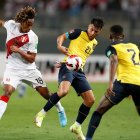 El zaguero Félix Torres (d) fue uno de los jugadores más destacados de la Tri en el empate ante Perú.