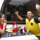 Una pareja conformada entre un ecuatoriano y una peruana disfrutaron el encuentro entre sus selecicones.