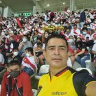 Juan Carlos Bustamante, un lunar amarillo en medio de la hinchada peruana.