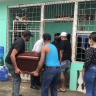 El cofre mortuario con los restos de la mujer fallecida es ingresado a su casa para el velatorio.