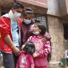 Darwin Bosques y sus hijas se salvaron de milagro. El camión en el que estaban fue arrastrado por la corriente de lodo y cayó en una hondonada. El vehículo quedó inservible.