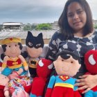 Victoria Zambrano, La niña de las muñecas, con varios de los diseños que han elaborado junto con su mamá